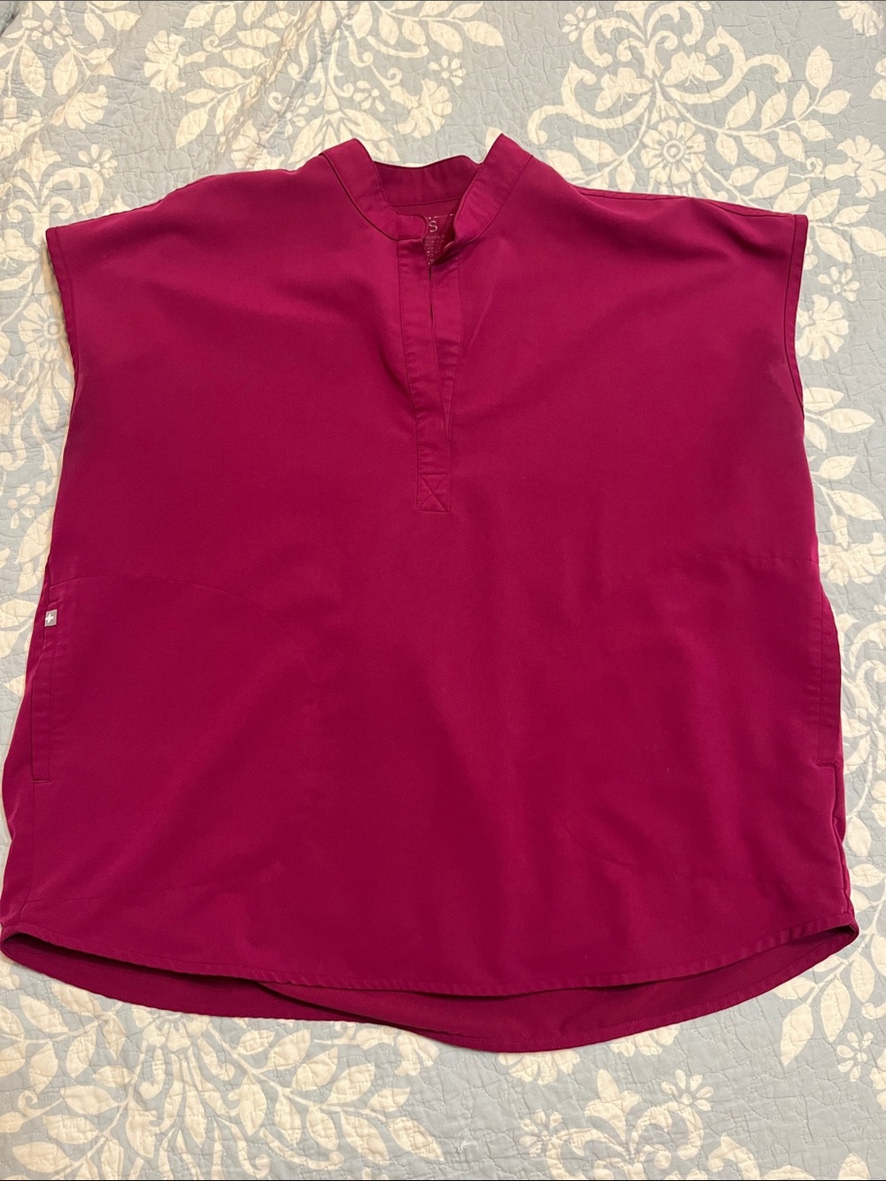 Figs Women’s Magenta Split-Neck Tunic Top